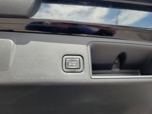 Used 2023 GMC Terrain SLT w/ Tech Package FWD image 17