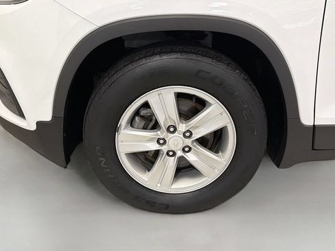 Used 2020 Chevrolet Trax LT w/ Sun & Sound Package FWD image 45