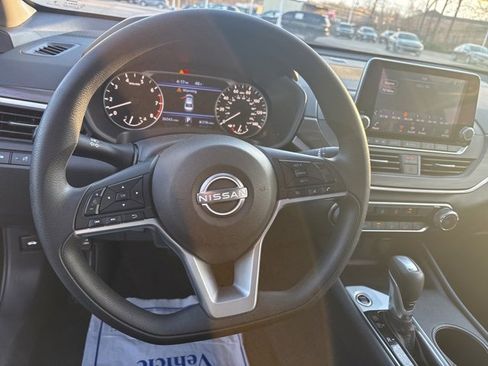 Used 2025 Nissan Altima 2.5 SV image 30