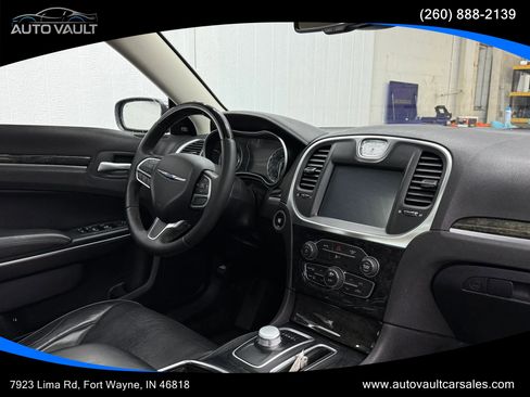 Used 2017 Chrysler 300 C RWD image 10