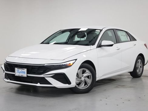 Used 2026 Hyundai Elantra SE FWD image 1