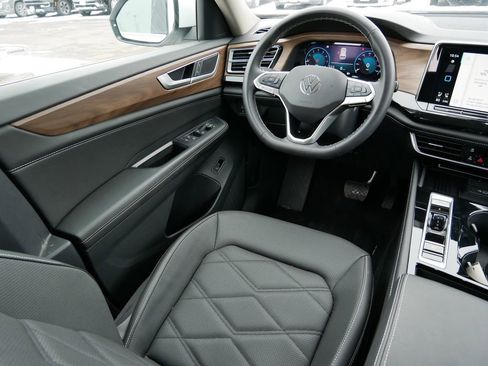 Used 2025 Volkswagen Atlas SE image 13