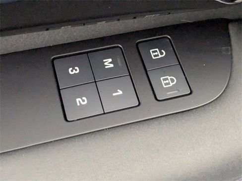 Used 2023 Land Rover Discovery S image 11