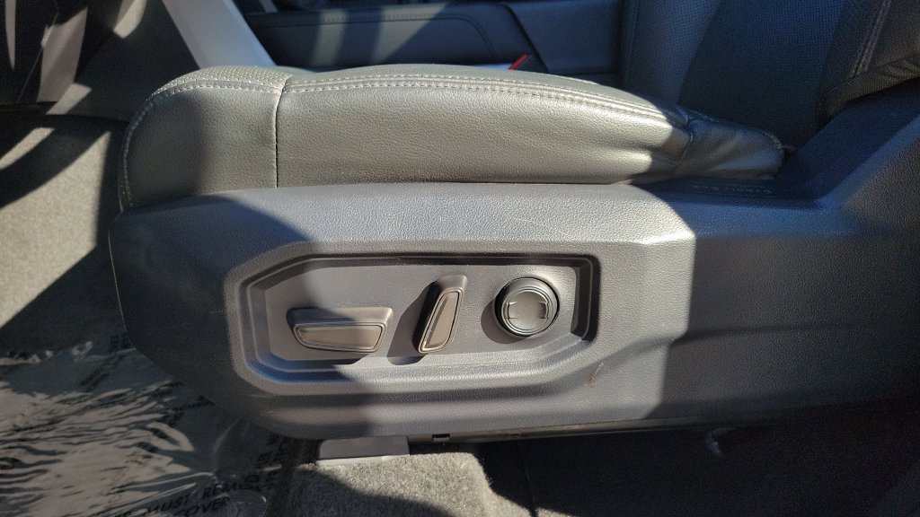 Used 2025 Toyota Tundra Limited AWD/4WD image 16