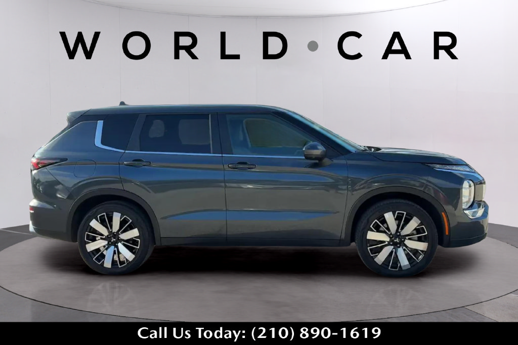 Used 2025 Mitsubishi Outlander SE FWD image 2