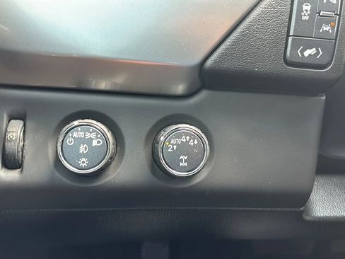 Used 2018 Chevrolet Suburban LT image 32