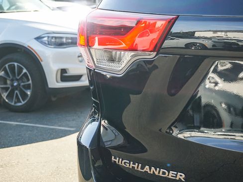 Used 2017 Toyota Highlander Limited image 12