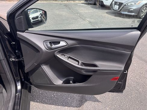 Used 2018 Ford Focus SE w/ SE Appearance Package FWD image 29