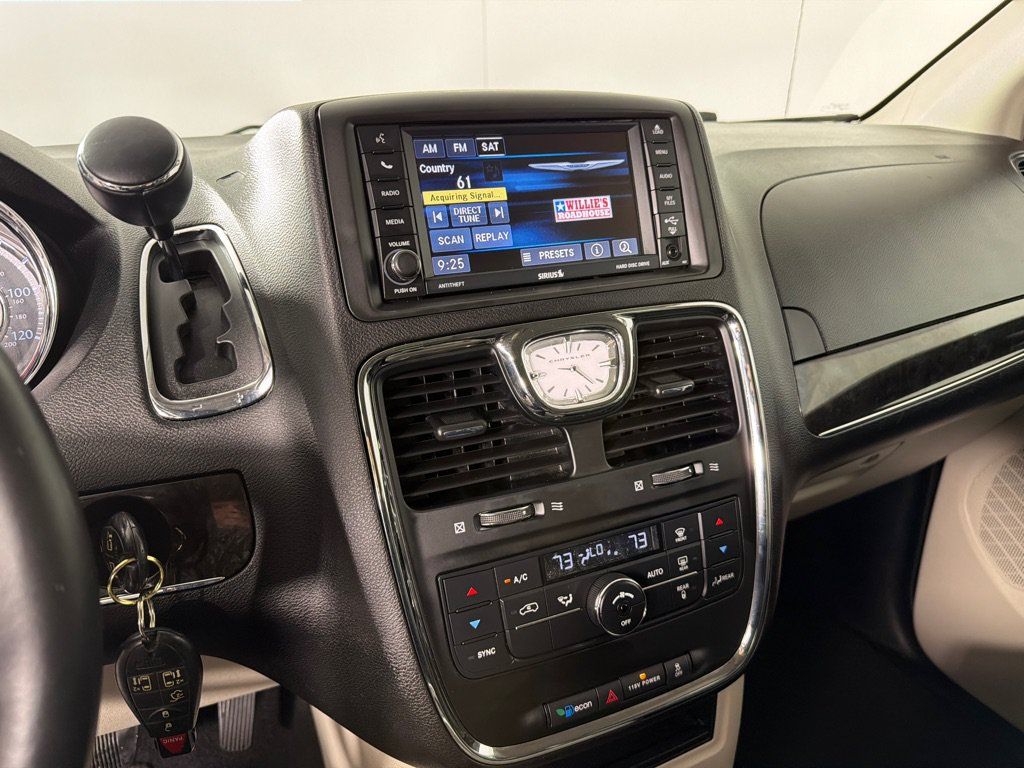 Used 2013 Chrysler Town & Country Touring FWD image 15