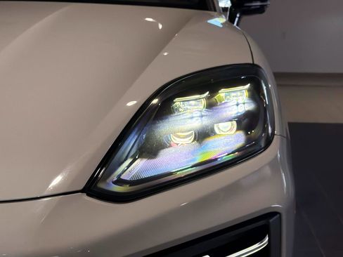 Certified 2025 Porsche Cayenne Coupe AWD/4WD image 11