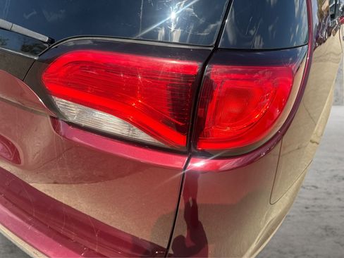 Used 2018 Chrysler Pacifica Touring-L Plus w/ Tire & Wheel Group FWD image 22