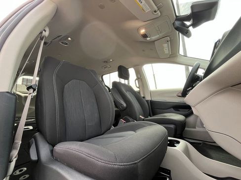 Used 2023 Chrysler Voyager LX FWD image 15