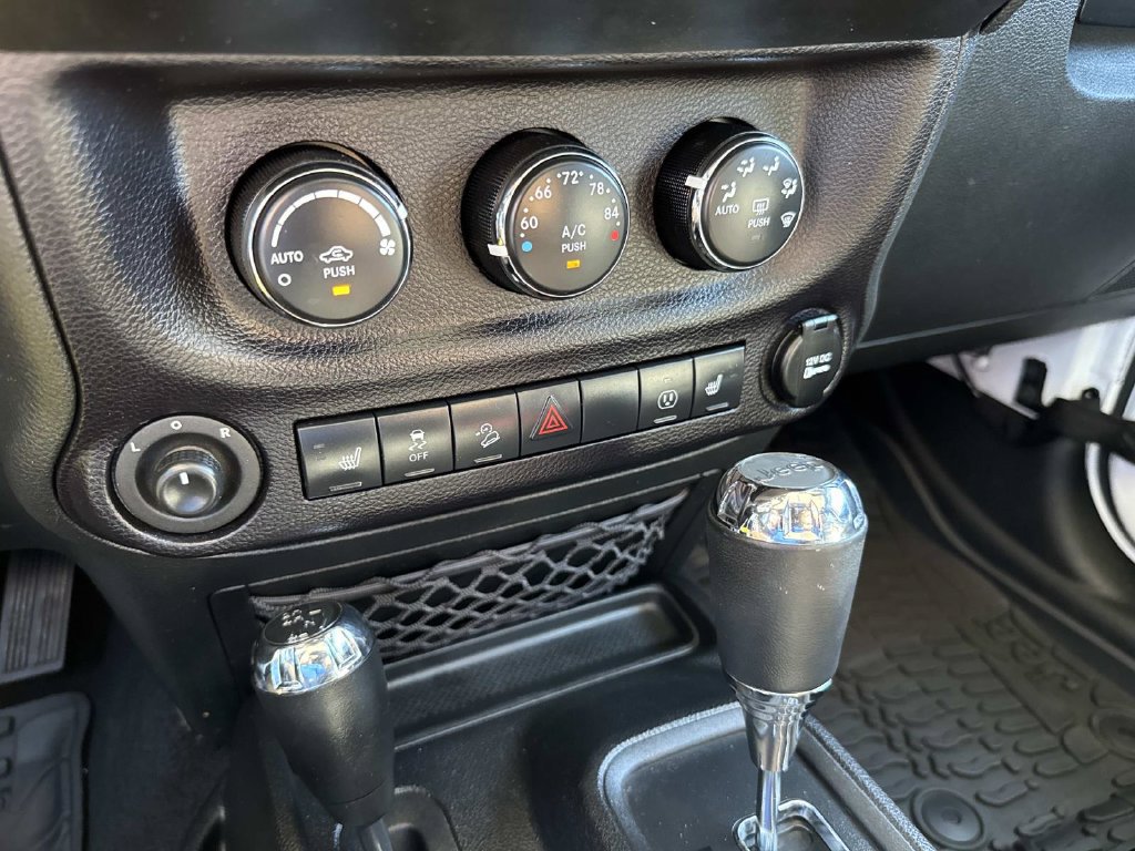 Used 2015 Jeep Wrangler Unlimited Rubicon AWD/4WD image 45
