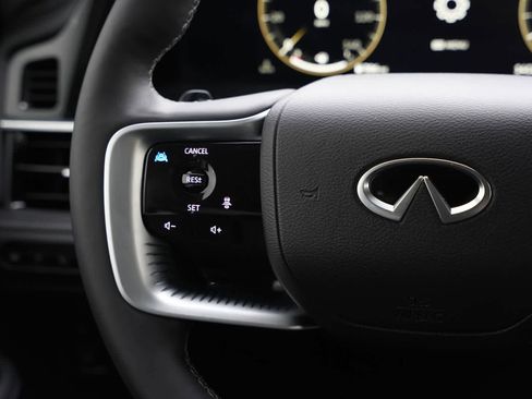 Certified 2025 INFINITI QX80 Luxe image 10