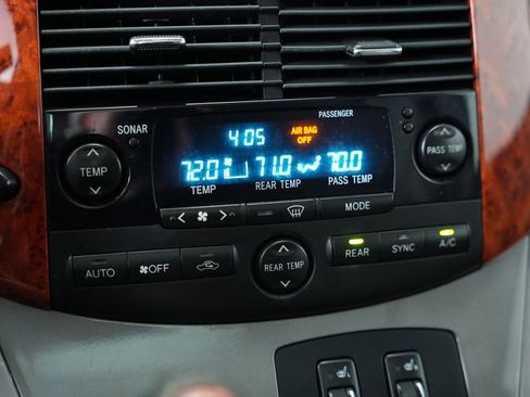 Used 2010 Toyota Sienna XLE Limited image 24