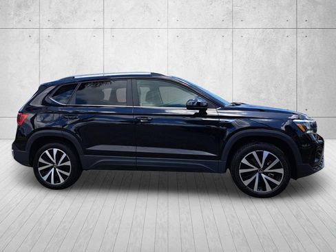 Used 2024 Volkswagen Taos SE FWD image 3