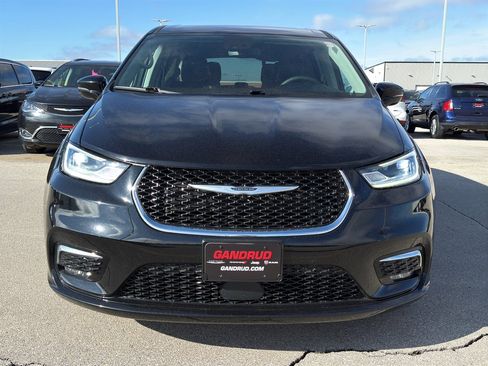 Used 2024 Chrysler Pacifica Touring-L image 3