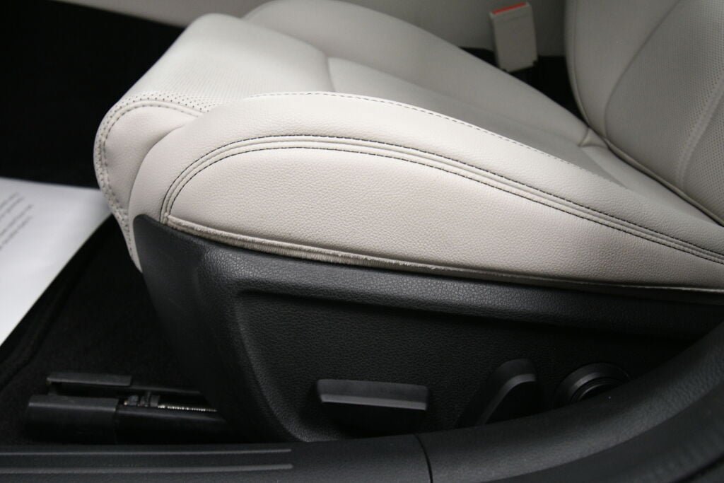 Used 2025 Genesis G70 2.5T image 11