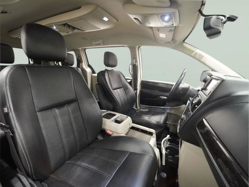 Used 2016 Chrysler Town & Country Touring FWD image 12