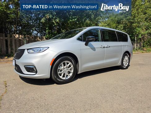 Used 2026 Chrysler Pacifica Select FWD image 1