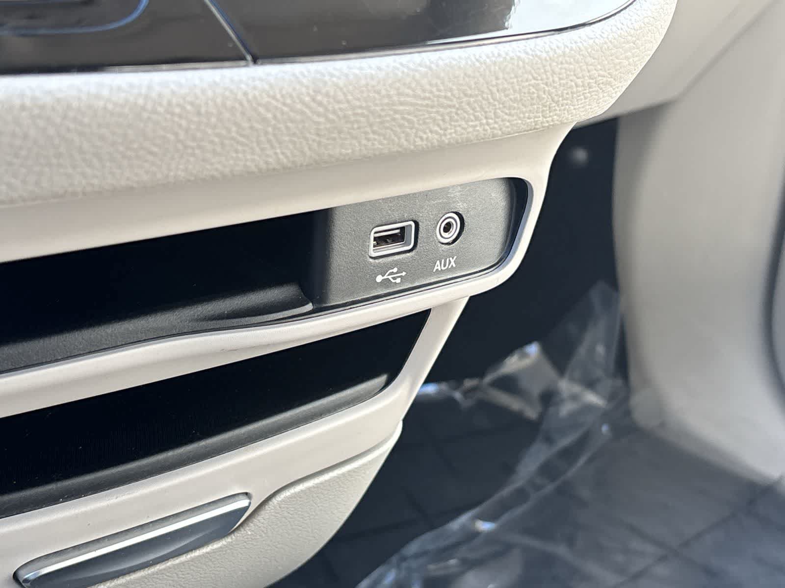 Used 2020 Chrysler Pacifica Limited FWD image 29