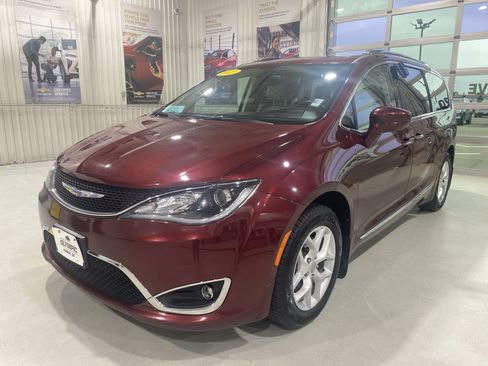 Used 2017 Chrysler Pacifica Touring-L Plus FWD image 4