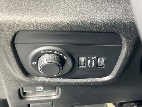 Used 2023 Jeep Grand Cherokee Laredo image 10