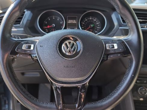 Used 2018 Volkswagen Tiguan SE w/ Panoramic Sunroof Package image 11