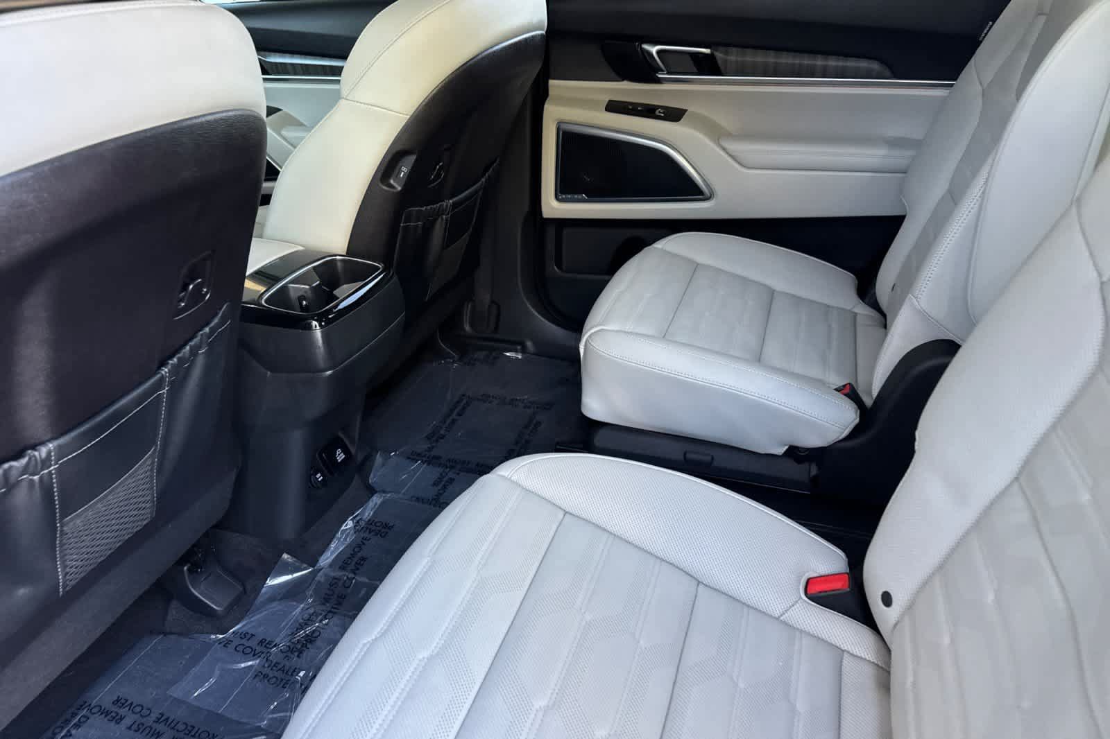Used 2024 Kia Telluride SX Prestige w/ Towing Package AWD/4WD image 4