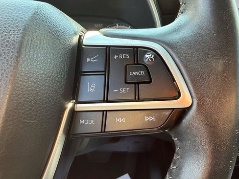 Used 2023 Toyota Highlander XLE AWD/4WD image 16