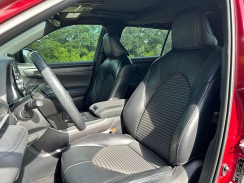 Used 2022 Toyota Highlander XSE FWD image 16