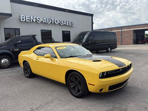 Used 2018 Dodge Challenger SXT RWD image 4