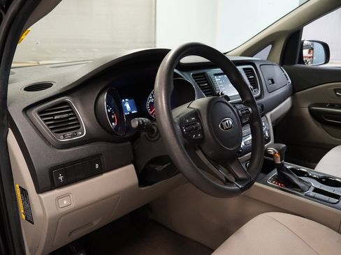 Used 2019 Kia Sedona L image 7