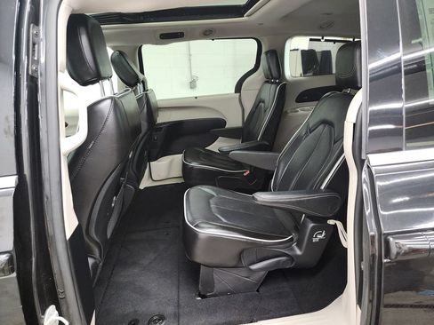 Used 2023 Chrysler Pacifica Limited FWD image 25