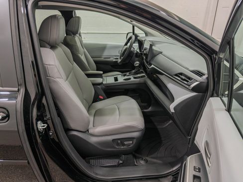 Used 2025 Toyota Sienna XLE AWD/4WD image 25