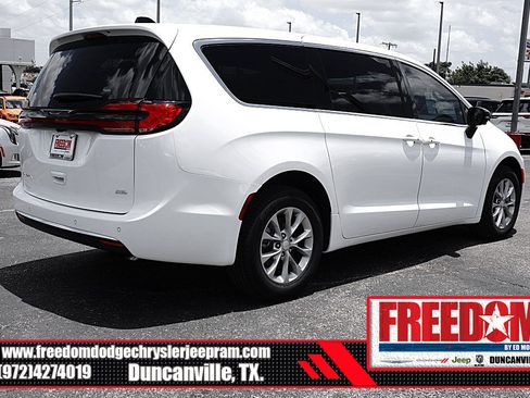 New 2027 Chrysler Pacifica Select AWD/4WD image 5
