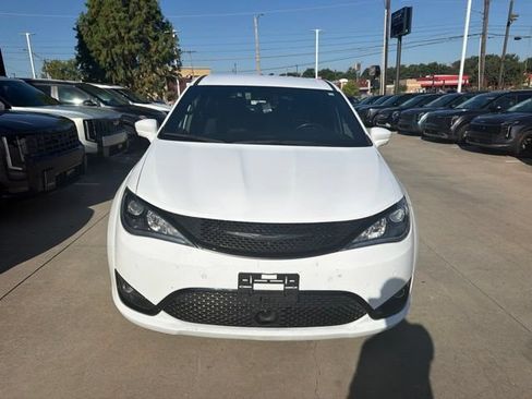 Used 2019 Chrysler Pacifica Touring Plus w/ Advanced Safetytec Group FWD image 2