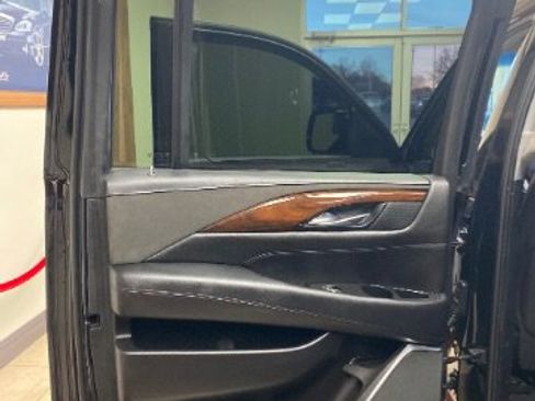 Used 2018 Cadillac Escalade ESV Luxury image 18