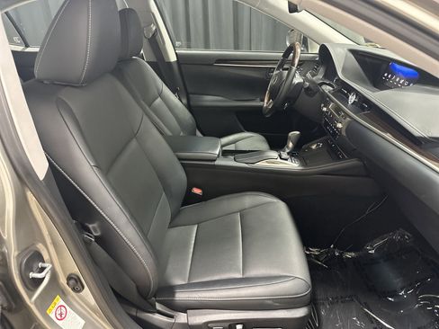 Used 2018 Lexus ES 350 w/ Navigation System Package image 33