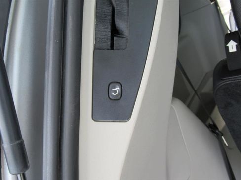 Used 2016 Chrysler Town & Country Touring image 34