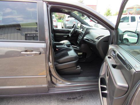 Used 2015 Dodge Grand Caravan SXT FWD image 29
