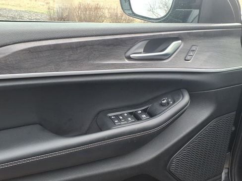 Used 2023 Jeep Grand Cherokee Limited image 9