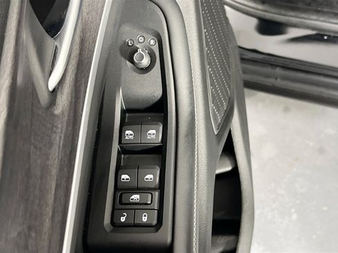 Used 2023 Jeep Grand Cherokee Limited w/ Black Appearance Package AWD/4WD image 18