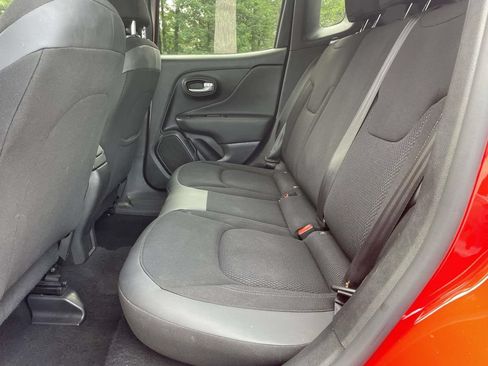 Used 2023 Jeep Renegade Altitude AWD/4WD image 9