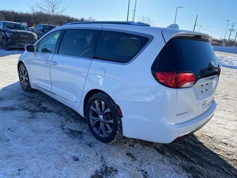 Used 2019 Chrysler Pacifica Limited w/ Tire & Wheel Group image 9