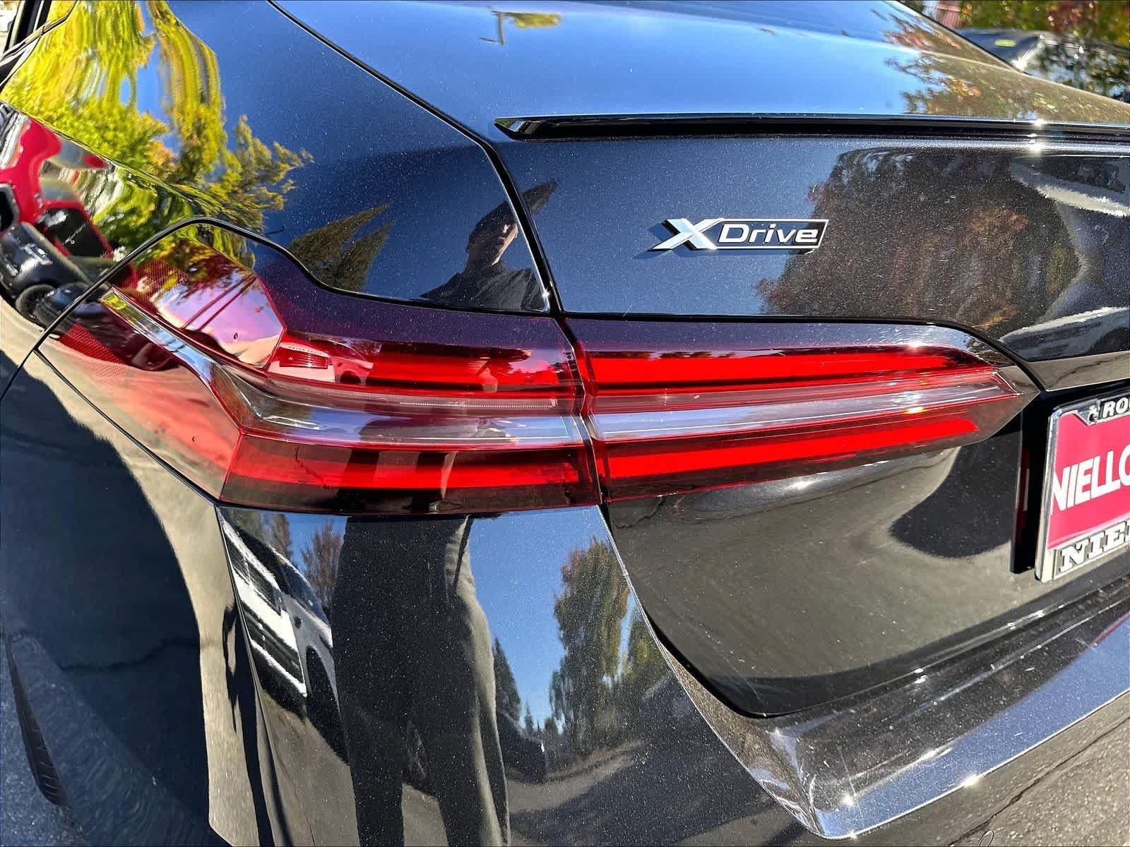 Used 2025 BMW 550e xDrive w/ Premium Package AWD/4WD image 29