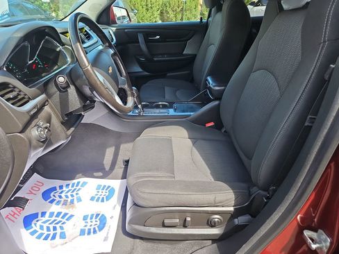 Used 2017 Chevrolet Traverse LT w/ Style and Technology Package FWD image 9