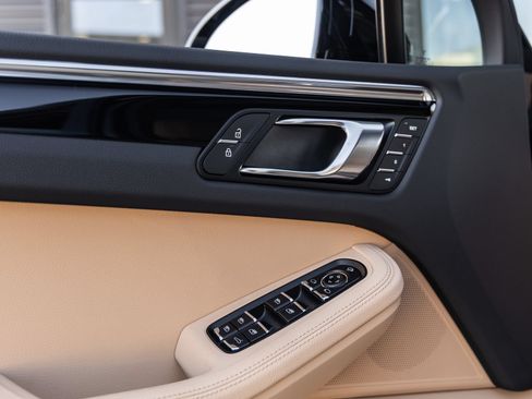 Certified 2026 Porsche Macan AWD/4WD image 21