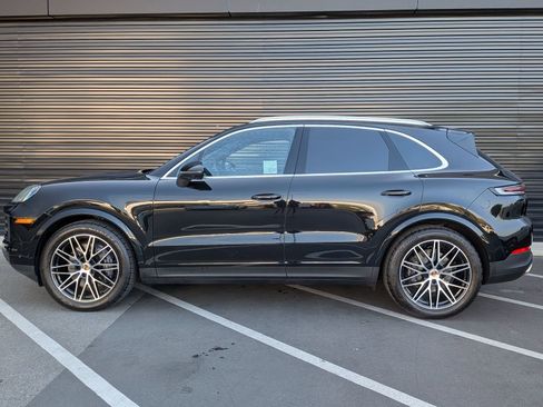 Certified 2025 Porsche Cayenne AWD/4WD image 2