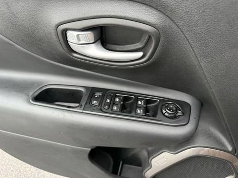 Used 2023 Jeep Renegade Latitude AWD/4WD image 14